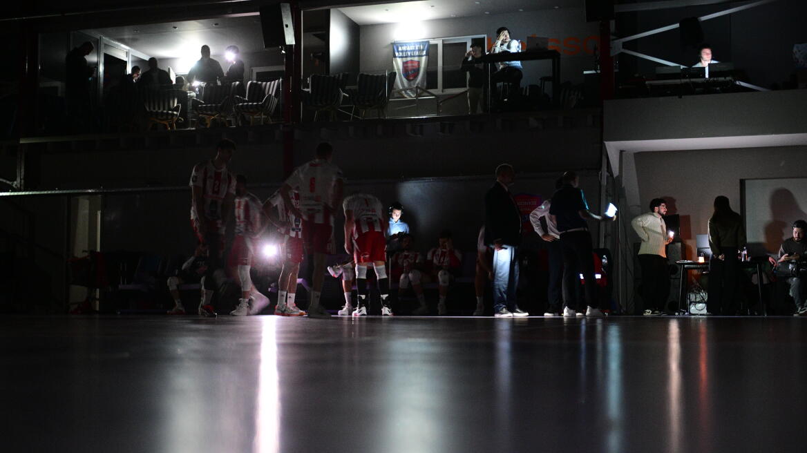 Μπλακ άουτ από την κακοκαιρία στον τελικό του Λιγκ Καπ βόλεϊ μεταξύ Ολυμπιακού και ΠΑΟΚ, δείτε βίντεο με την στιγμή που πέφτει το ρεύμα