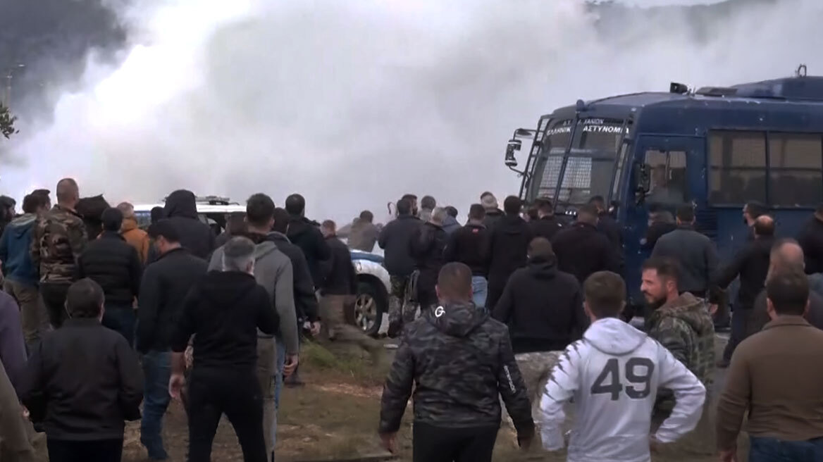 Αγρότες εισέβαλαν στο αεροδρόμιο Ηρακλείου, κλειστό μέχρι νεοτέρας - Σοβαρά επεισόδια και στα Χανιά με πετροπόλεμο και χημικά, δύο τραυματίες