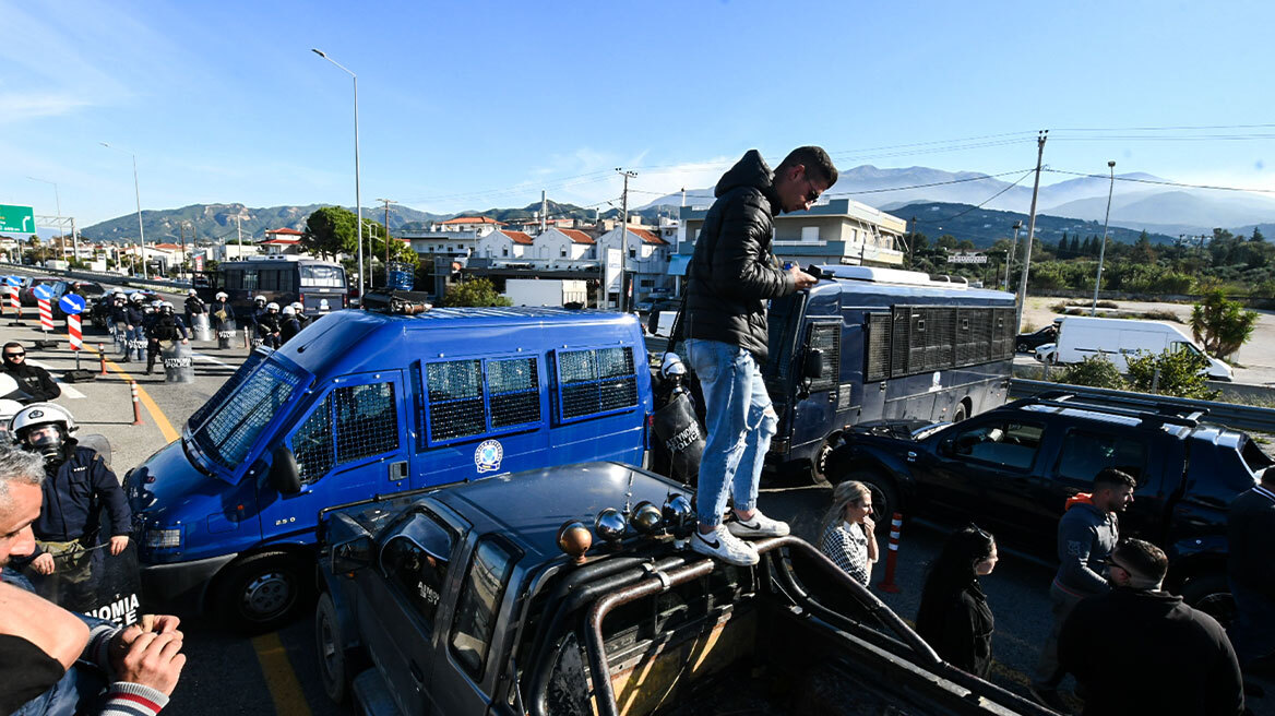 Ξύλο με μαγκούρες και χημικά στο μπλόκο του Ρίου - Αντιρρίου, οι αγρότες σήκωσαν τις μπάρες στα διόδια
