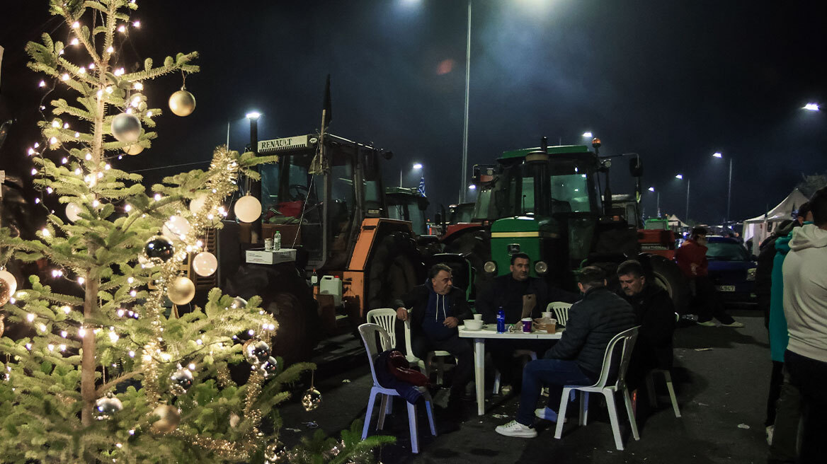 Έτοιμοι για γιορτές στα μπλόκα οι αγρότες: Αρνούνται τον διάλογο εάν δεν εκπληρωθούν κάποια αιτήματα, για νομικές συνέπειες προειδοποιεί η κυβέρνηση 