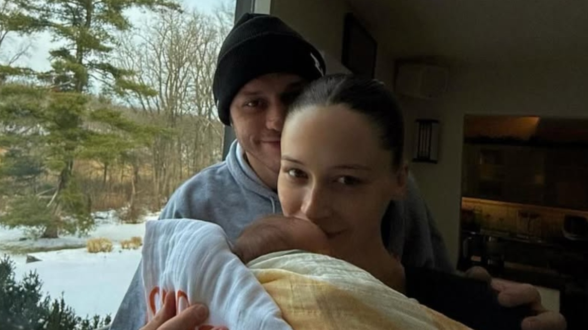 Ο Πιτ Ντέιβιντσον και η Έλσι Χιούιτ υποδέχτηκαν το πρώτο τους παιδί