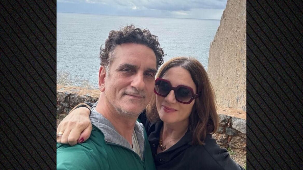 Νίκος Ψαρράς: Η αγκαλιά με την Έλενα Καρακούλη και οι ευχές για «Καλά Χριστούγεννα»
