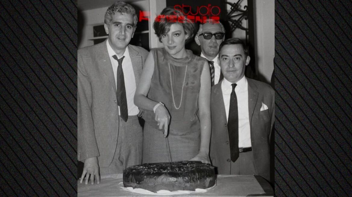 Η αδημοσίευτη φωτογραφία από κοπή βασιλόπιτας το 1966 με τους Μάρω Κοντού, Γιώργο Κωνσταντίνου και Νίκο Ρίζο