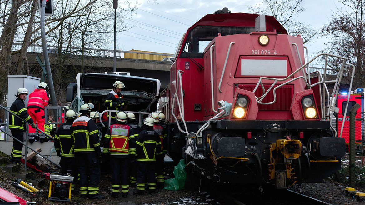 Ένας νεκρός από σύγκρουση τρένου με λεωφορείο στο λιμάνι του Αμβούργου, δείτε φωτογραφίες