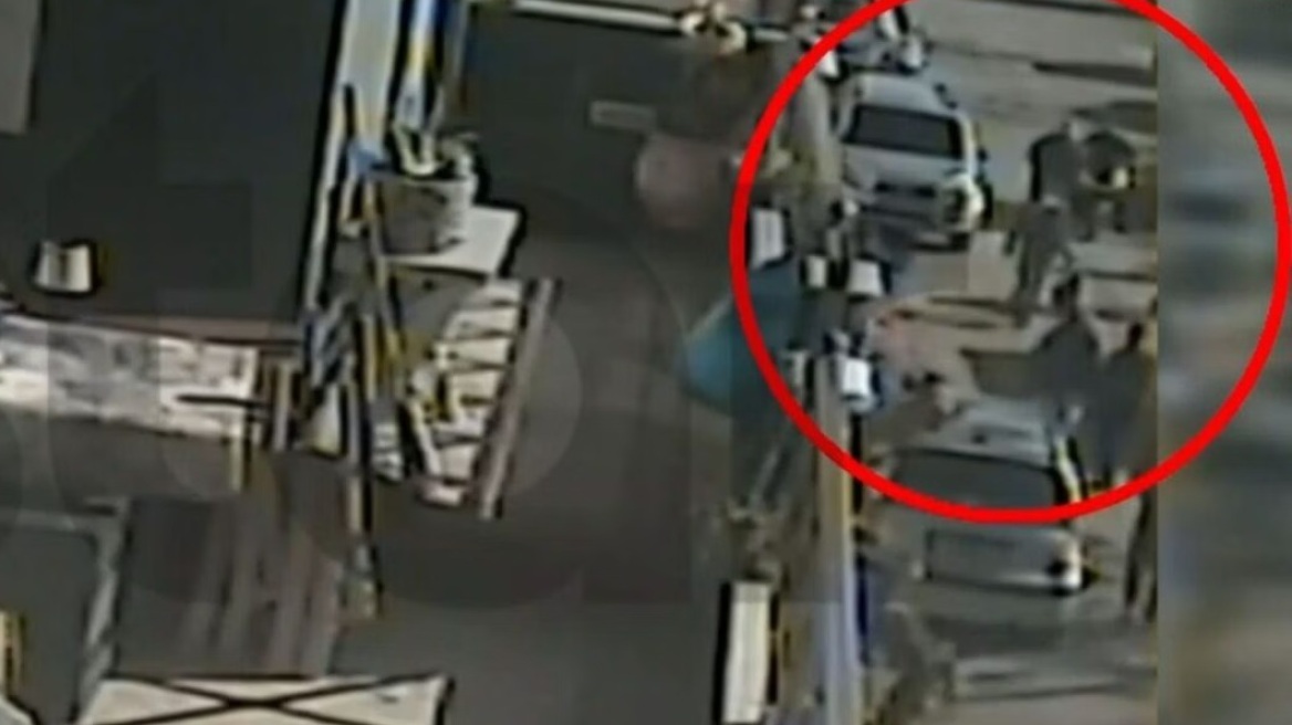 Ερέτρια: Η στιγμή που ομάδα νεαρών κυνηγά τον 16χρονο πριν τον ξυλοκοπήσει άγρια για ένα κορίτσι - Δείτε βίντεο