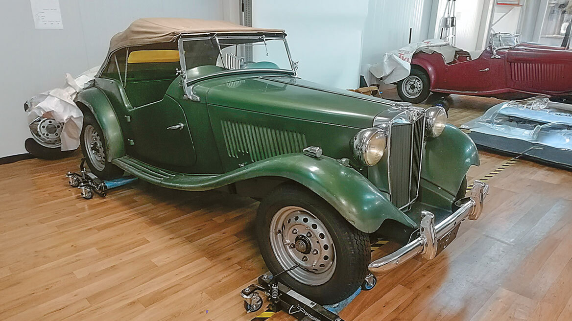 Δέκα βασιλικά αυτοκίνητα αναπαλαιώθηκαν: Η ιστορία των 4 Rols Royce και τα FIATάκια με τα ψάθινα καθίσματα