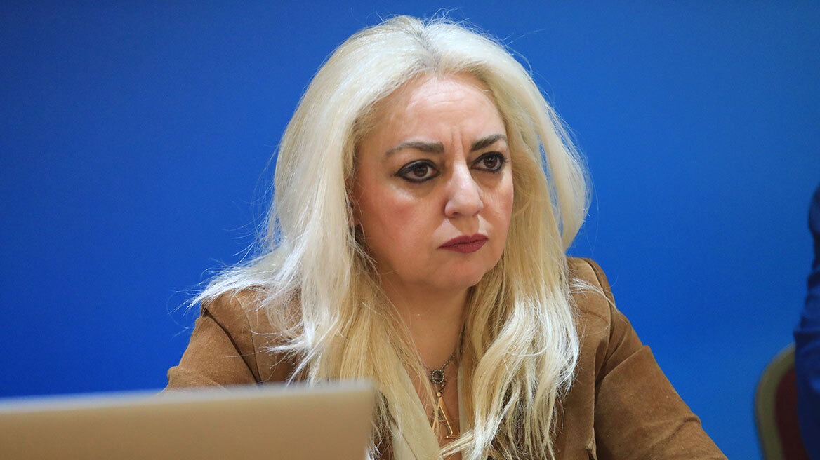 Παραιτήθηκε η Άννα Στρατινάκη από υποδιοικήτρια της Ανεξάρτητης Αρχής για την Αγορά λόγω της εμπλοκής του συζύγου της στην υπόθεση Παναγόπουλου