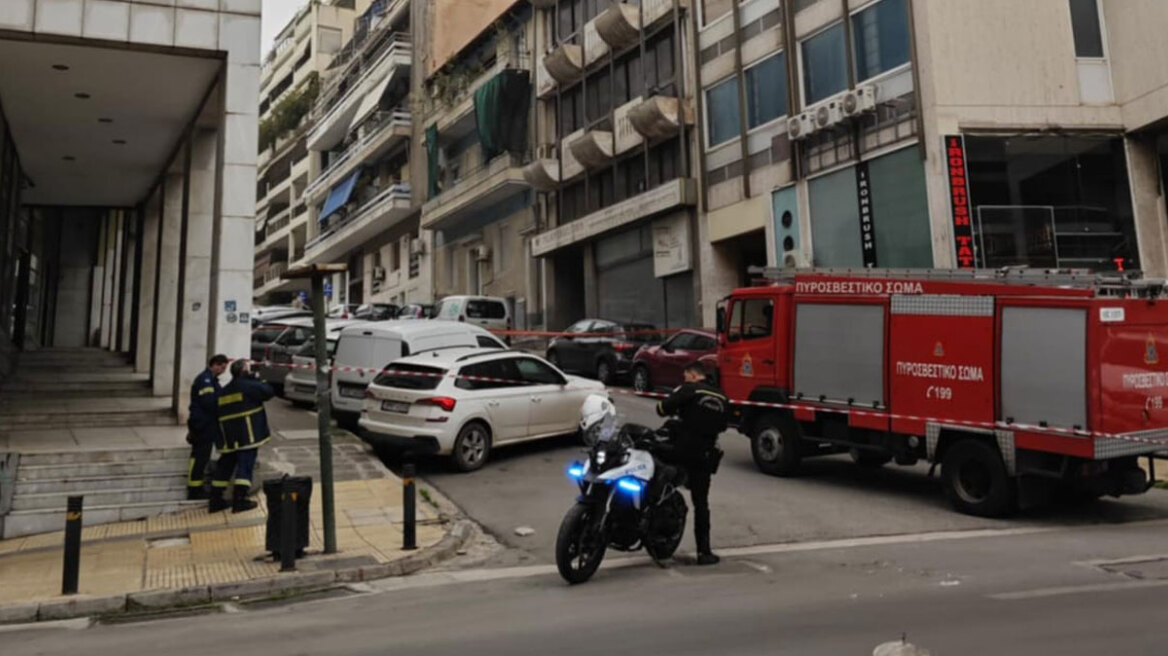 Κλειστή η οδός Αρκαδίας στη Μεσογείων λόγω κινδύνου πτώσης υαλοπίνακα από κτίριο, στο σημείο η Πυροσβεστική 