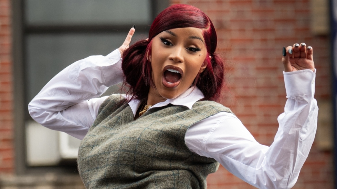 Η Cardi B δήλωσε ότι θέλει να αφαιρέσει τα εμφυτεύματα στους γλουτούς της 
