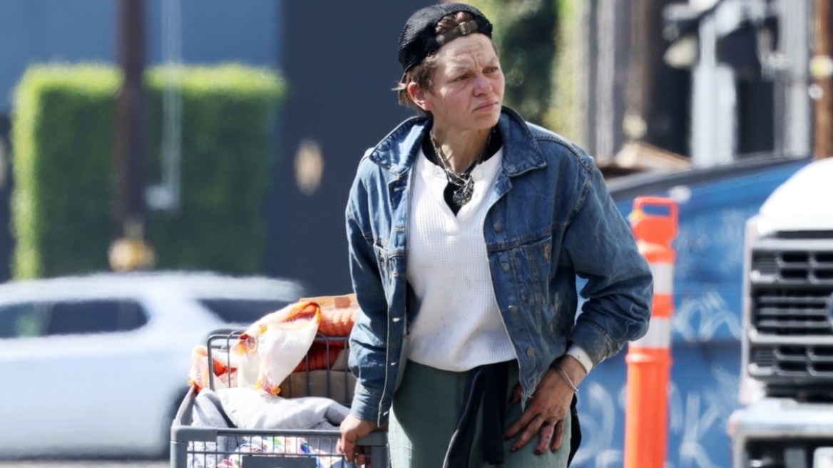 Η Λόνι Γουίλισον ξανά στους δρόμους να ψάχνει σκουπίδια, οι νέες εικόνες που προκάλεσαν ανησυχία