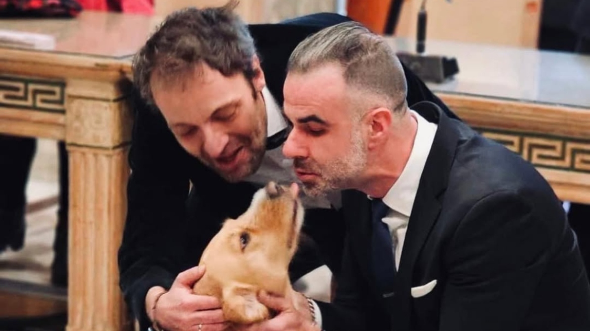 Ο Αύγουστος Κορτώ και ο σύζυγός του συμπλήρωσαν δύο χρόνια γάμου: Πάλι εσένα θα παντρευόμουνα, γράφει