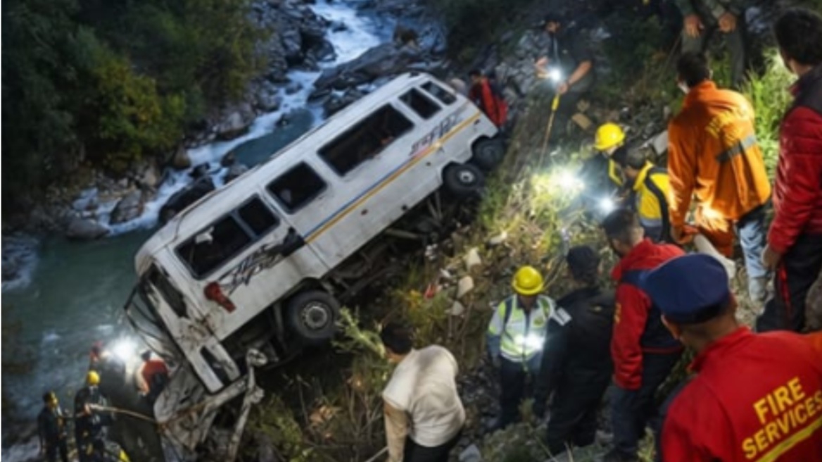Τουλάχιστον 4 νεκροί εξαιτίας πτώσης λεωφορείου σε γκρεμό στην Ινδία, δείτε βίντεο 