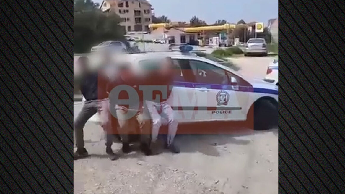 «Μπούκαραν» σε αστυνομικό τμήμα στην Κεφαλονιά, για ν' αρπάξουν κατασχεμένο όχημα: Σήκωσαν στα χέρια περιπολικό που τους... εμπόδιζε, δείτε βίντεο
