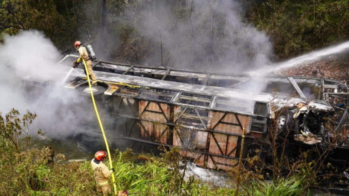 Τουλάχιστον 11 νεκροί από πτώση λεωφορείου σε χαράδρα στον Ισημερινό, δείτε βίντεο