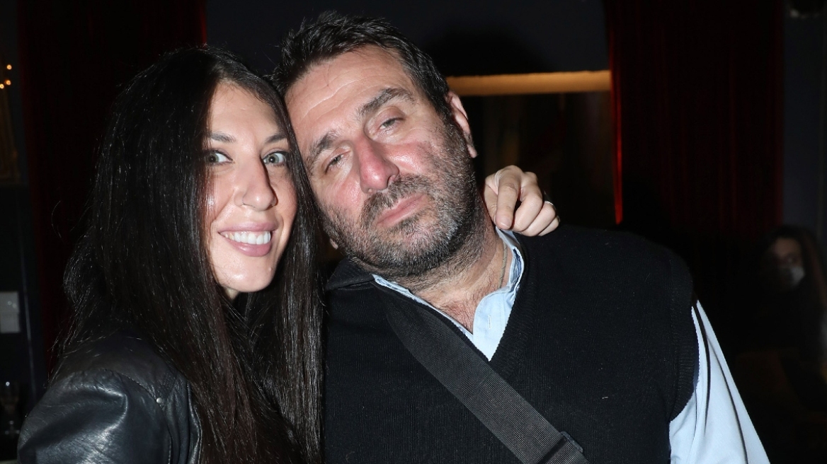 Ηλίας Βαλάσης: Είμαι ερωτευμένος με τη γυναίκα μου και τη λατρεύω, τα έχω αφήσει όλα πάνω της