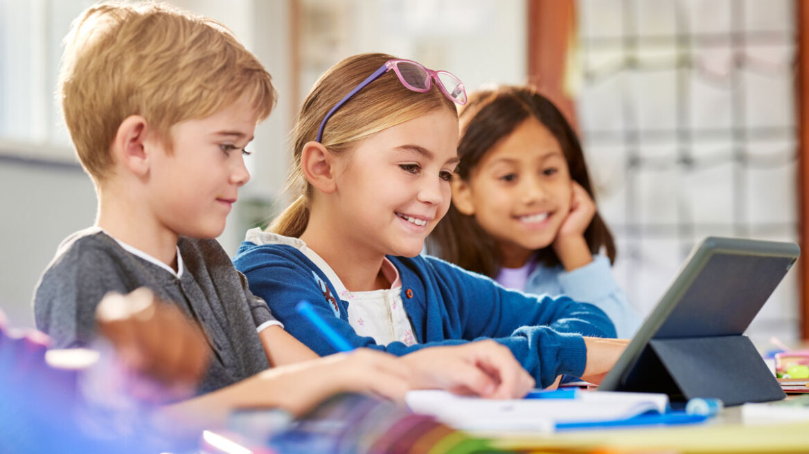 Σχολεία στο Λος Άντζελες περιορίζουν τον χρόνο έκθεσης σε οθόνες στην τάξη για την προστασία των μαθητών