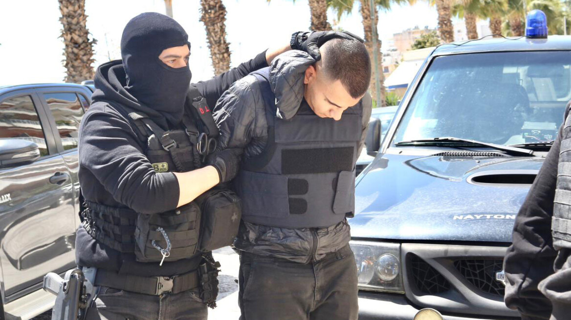 Ομολόγησε τη δολοφονία στον Άγιο Δημήτριο ο 20χρονος, πήρε προθεσμία για την Τρίτη - Τη Δευτέρα απολογούνται ο 18χρονος και οι δύο κοπέλες