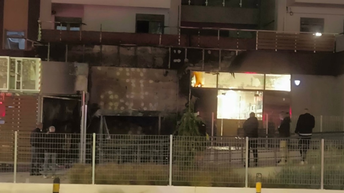 Υπό έλεγχο η φωτιά σε σούπερ μάρκετ στα Κάτω Πατήσια, δείτε βίντεο και φωτογραφίες