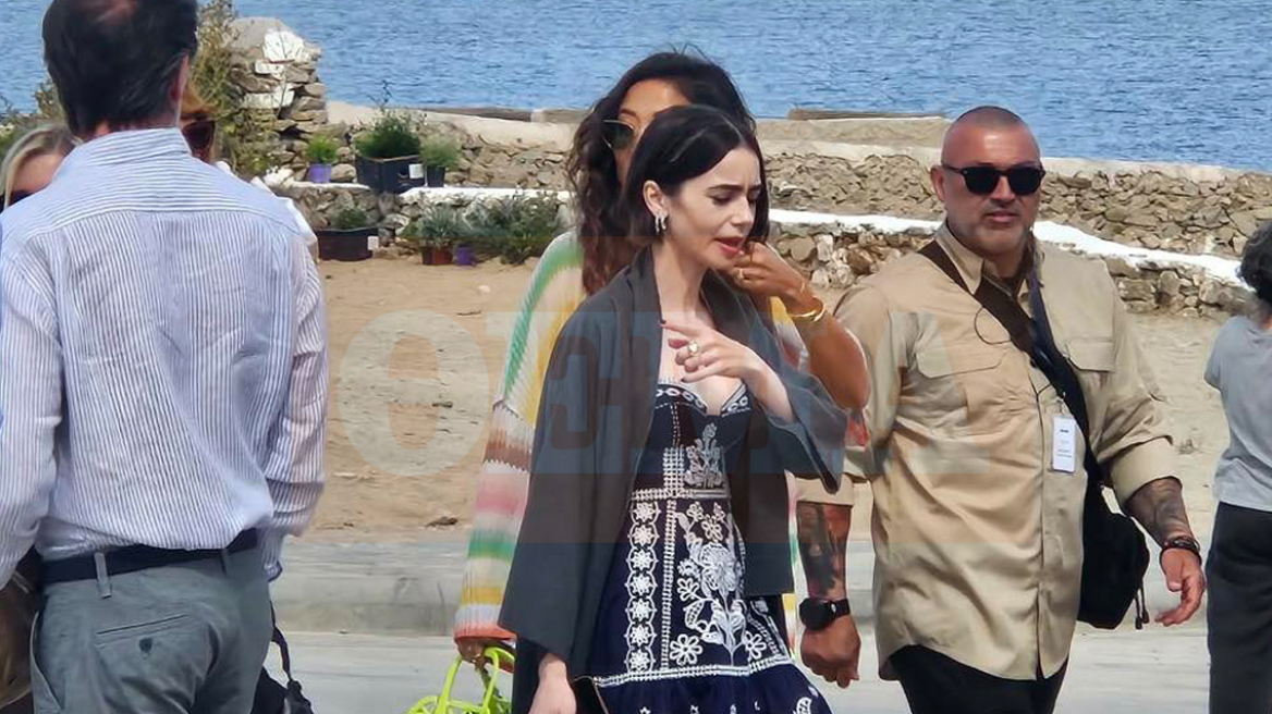 Η Λίλι Κόλινς στους ανεμόμυλους της Μυκόνου για τα γυρίσματα του Emily in Paris, δείτε φωτογραφίες
