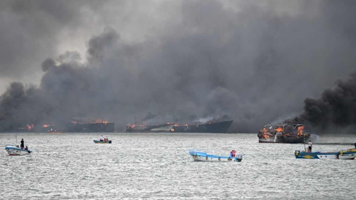 Τεράστια πυρκαγιά κατέστρεψε 35 σκάφη στο λιμάνι Μάντα του Ισημερινού, δείτε βίντεο  