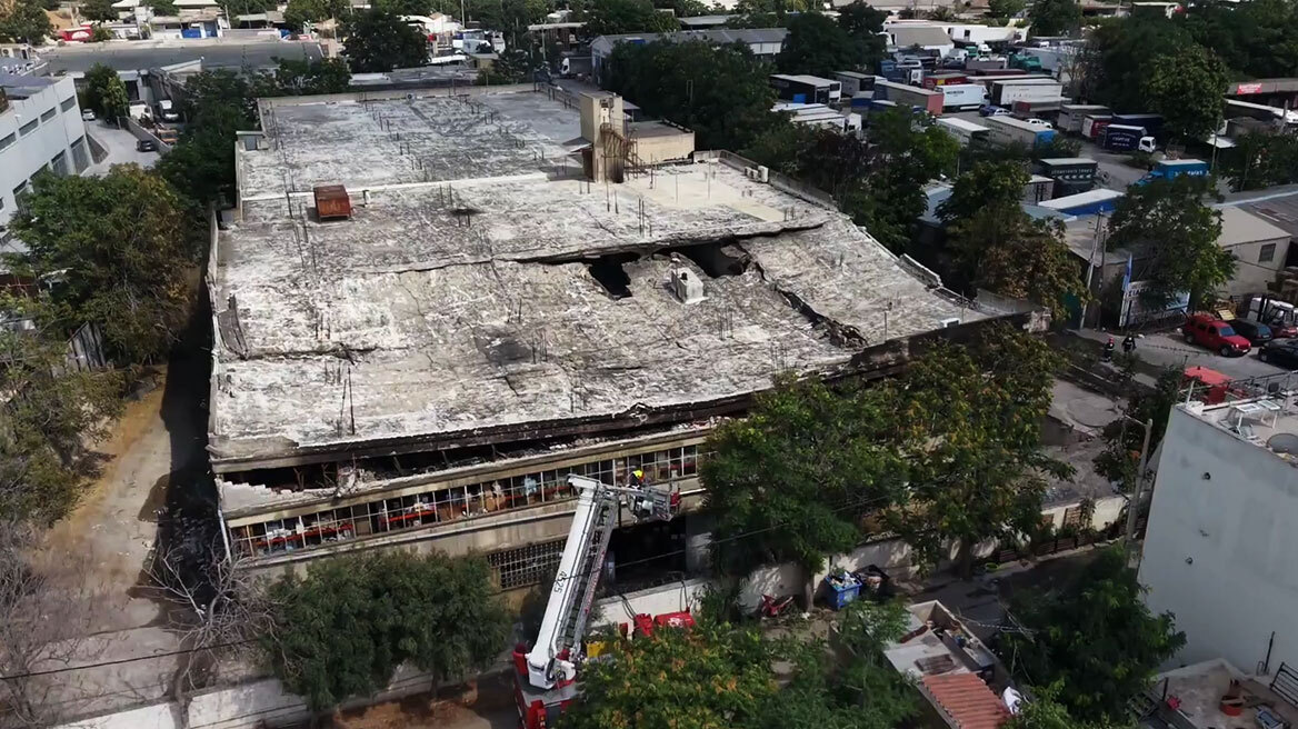 Κατέρρευσε η οροφή του εργοστασίου στο Αιγάλεω, συνεχίζεται η κατάσβεση για δεύτερο 24ωρο, δείτε βίντεο 
