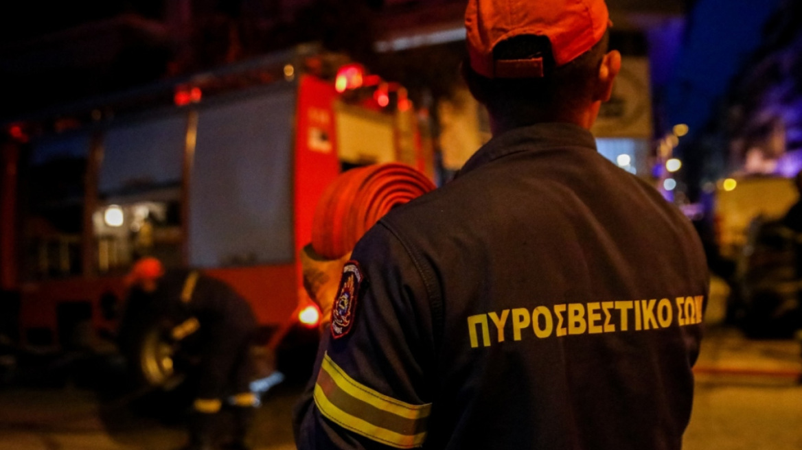 Υπό μερικό έλεγχο η φωτιά που ξέσπασε στα Άνω Λιόσια, κοντά σε οικισμό Ρομά