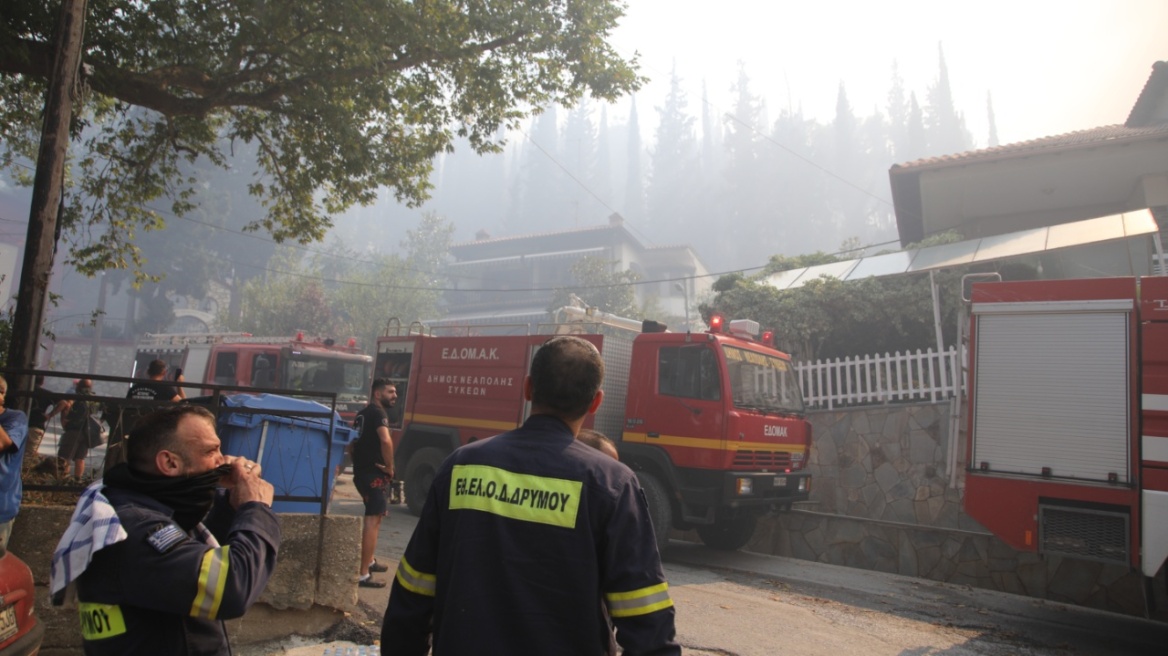 Δύο νεκροί και μία 40χρονη με εγκαύματα από τη φωτιά στο Ωραιόκαστρο, αγωνία για το 12χρονο παιδί που αγνοείται
