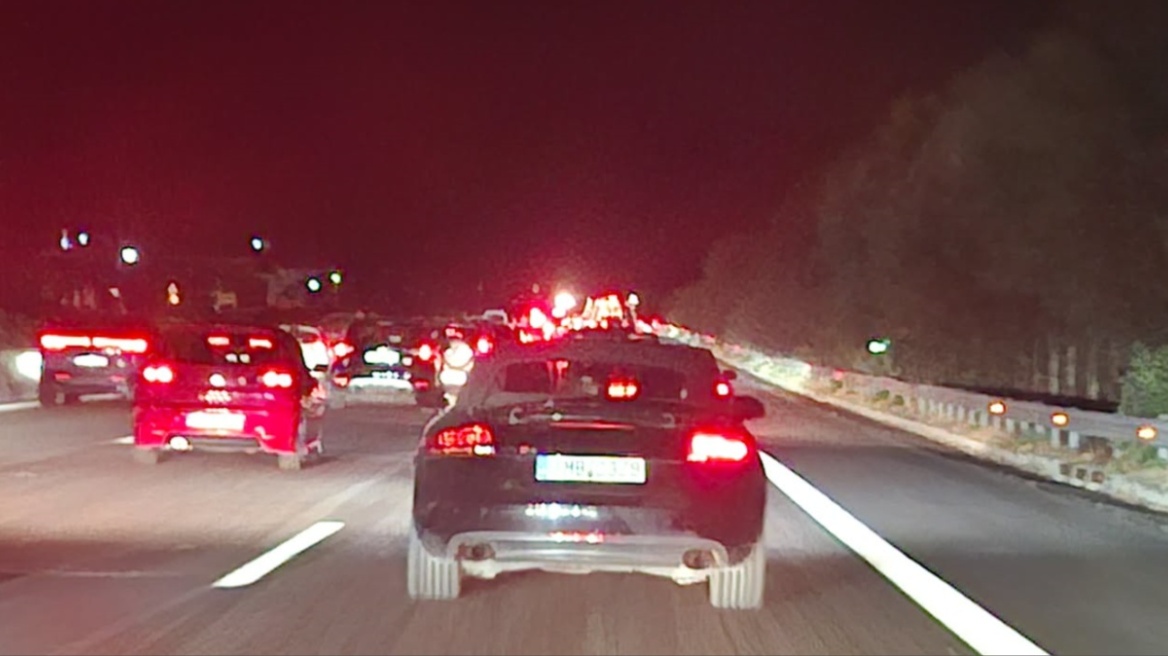 Γολγοθάς η επιστροφή των εκδρομέων του Σαββατοκύριακου: Ατελείωτες ουρές στην Αθηνών – Κορίνθου, δείτε βίντεο 