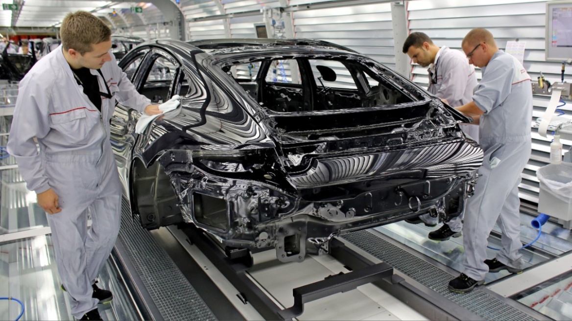 Η Porsche εξετάζει περικοπή έως και 4.000 επιπλέον θέσεων εργασίας  