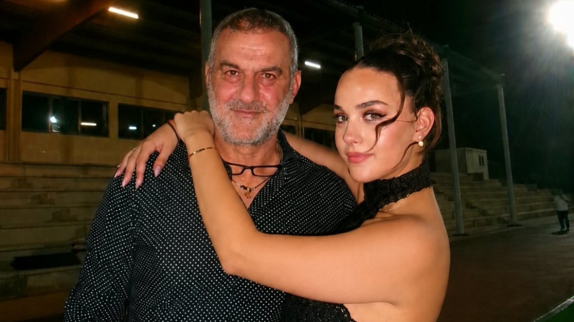 Η κόρη της Γωγώς Μαστροκώστα και του Τραϊανού Δέλλα αποφοίτησε από το σχολείο: Τα τρυφερά λόγια για τη μητέρα της και το «ευχαριστώ» στον πατέρα της  