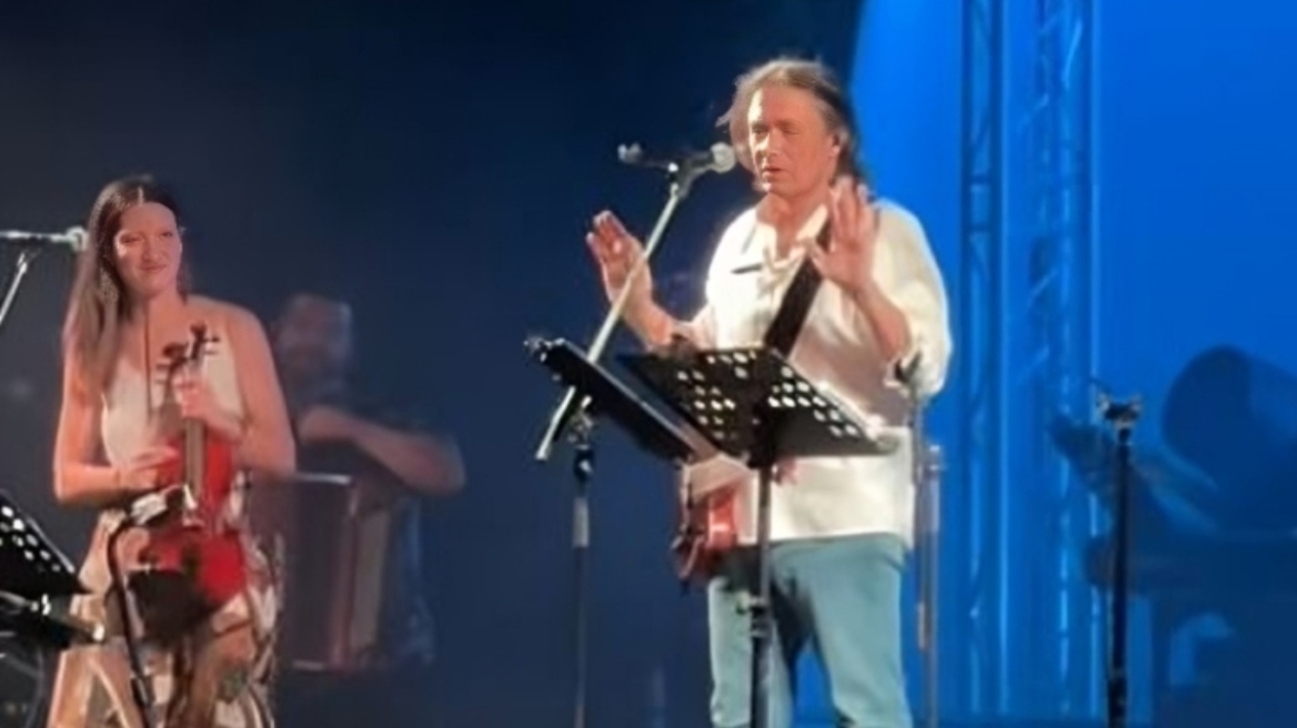 Ο Γιάννης Κότσιρας διέκοψε συναυλία του για να διορθώσει το κοινό που έλεγε λάθος το ρεφρέν