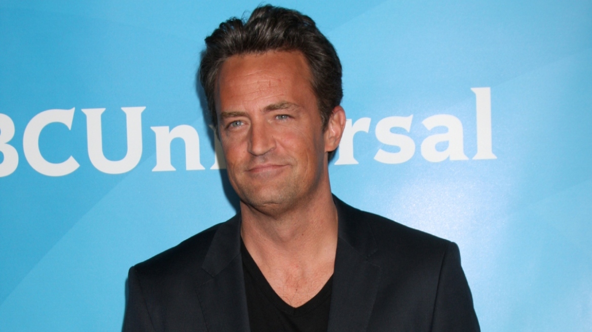 Μάθιου Πέρι: Τα 7 εκατ. δολάρια που ξόδεψε και οι 6.000 συναντήσεις με τους Ανώνυμους Αλκοολικούς στην προσπάθειά του να απεξαρτηθεί
