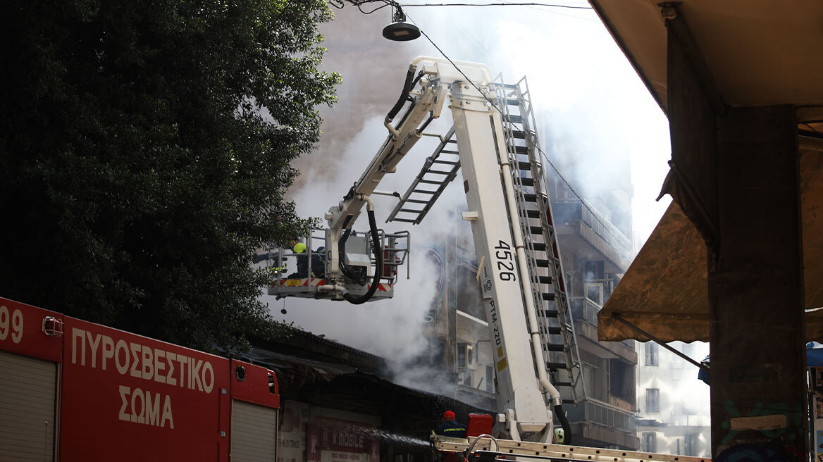 Πυρκαγιά σε κατάστημα στην οδό Μενάνδρου  - Πού έχει διακοπεί η κυκλοφορία 