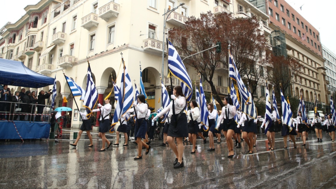 28η Οκτωβρίου: Ποιοι δρόμοι κλείνουν σήμερα σε Αθήνα και Θεσσαλονίκη, πώς θα κινηθούν τα ΜΜΜ και πού ακυρώθηκαν παρελάσεις 