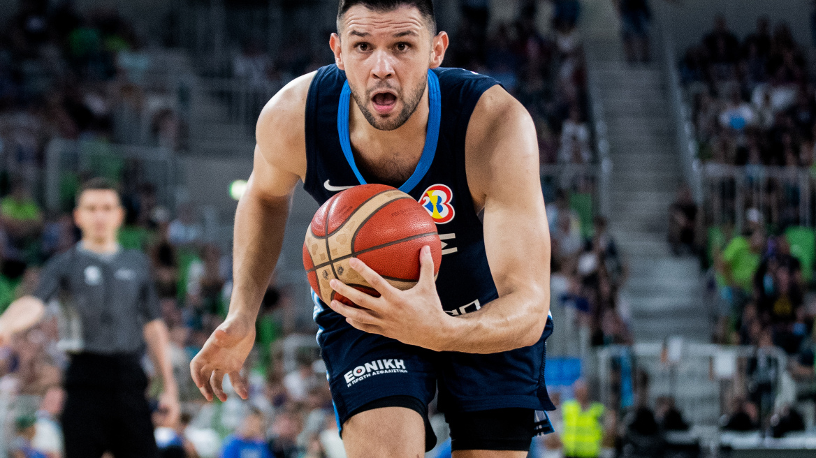 Κώστας Παπανικολάου: Η έκπληξη των συμπαικτών του στην Εθνική μετά τη γέννηση της κόρης του - Δείτε βίντεο