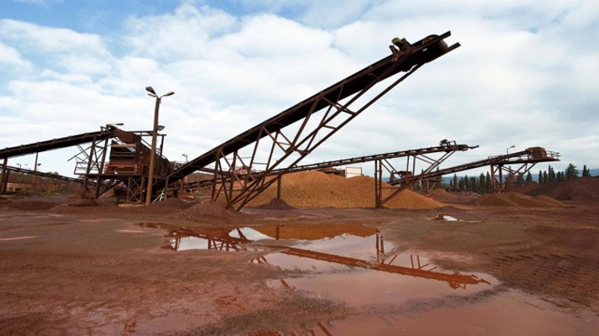 Η Helen Flanagan έβγαλε ημερολόγιο (και τα ρούχα της μαζί)