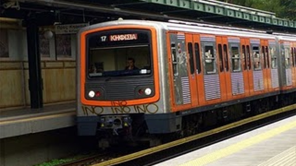 Γυμνός και gay ο Κώστας Φραγκολιάς στο θεατρικό σανίδι