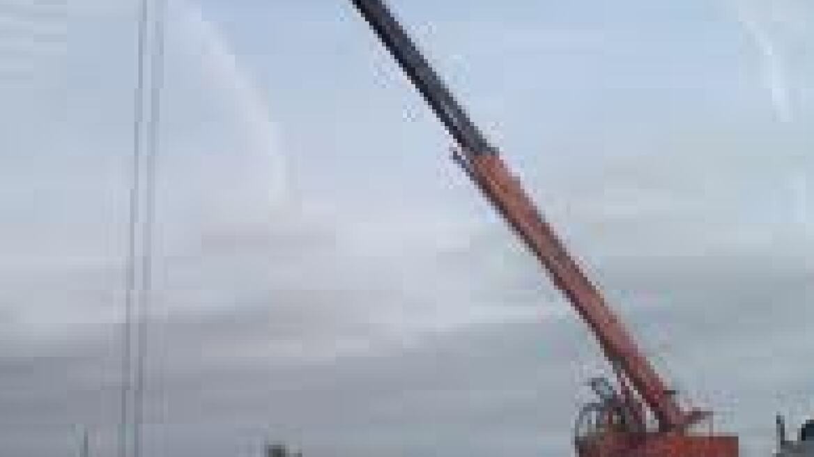 Μολότοφ σε γραφεία του ΛΑΟΣ