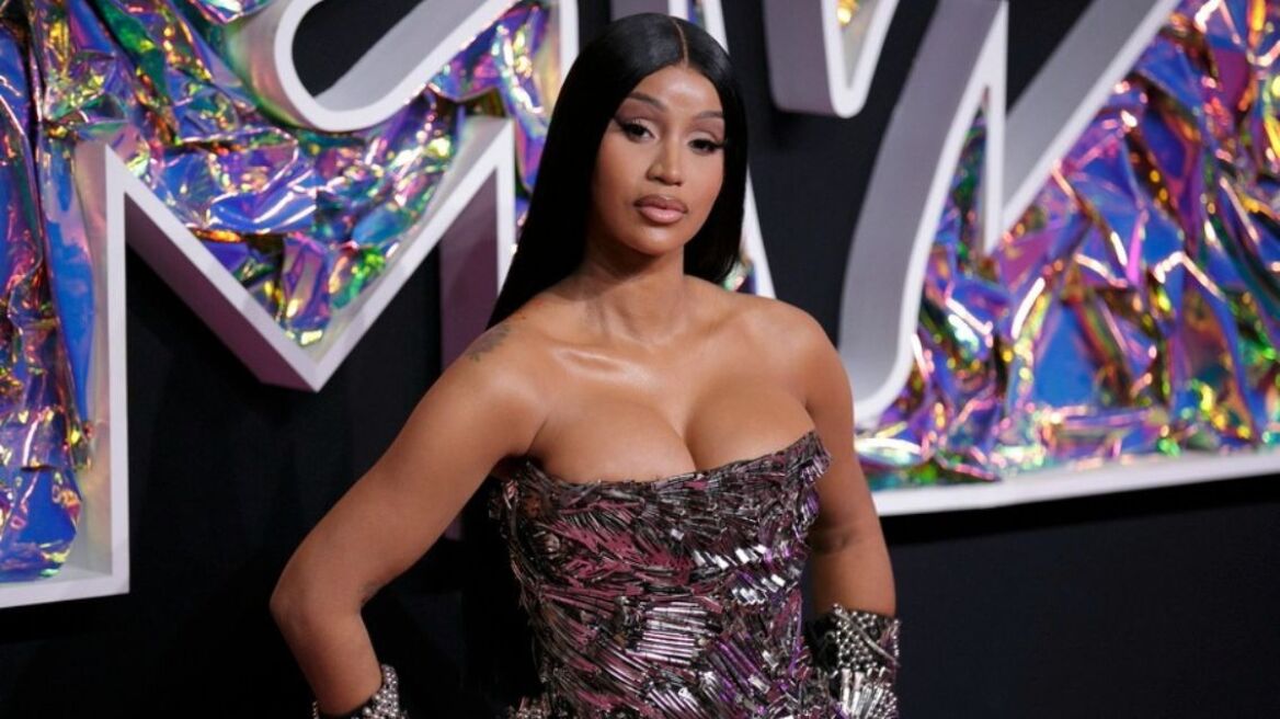 Cardi B: Ποζάρει τόπλες στο κρεβάτι της