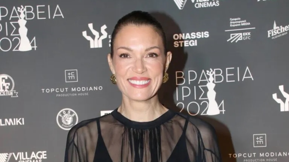 Βίκυ Καγιά: Με μπικίνι και πουκάμισο στο χρώμα του καλοκαιριού