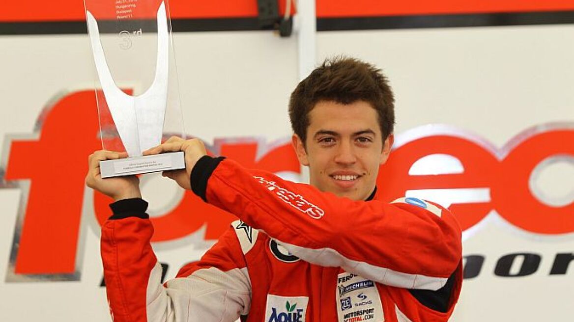 Μάρκος Σεφερλής: Το καυτό φιλί στα γενέθλιά του