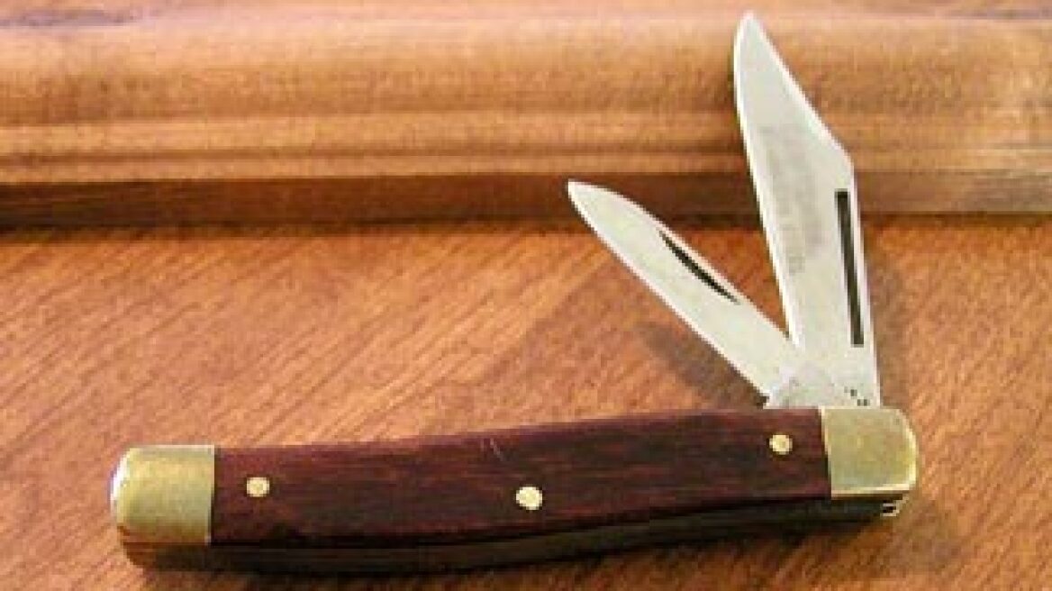 Ένταση και προσαγωγές έξω από το θέατρο «Χυτήριο»