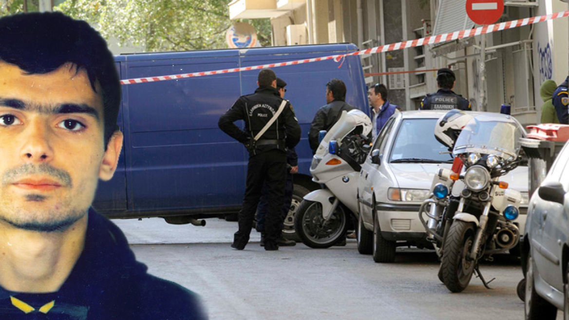 Σερβιτόρος σε καφετέρια ο Ορέστης Τζιόβας