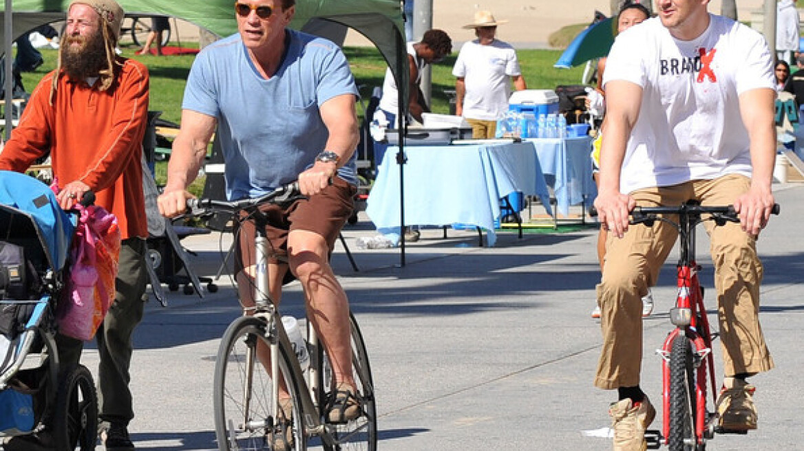 Rihanna Vs Miley: Ποια τα πετάει καλύτερα; 