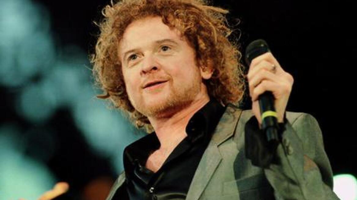 Τραγουδιστής ζητά δημόσια συγνώμη από 1000 γυναίκες 