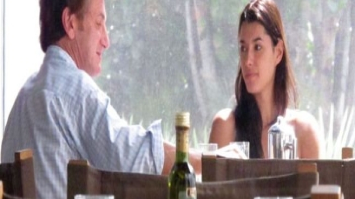 Η Μαίρη Συνατσάκη στις κούνιες