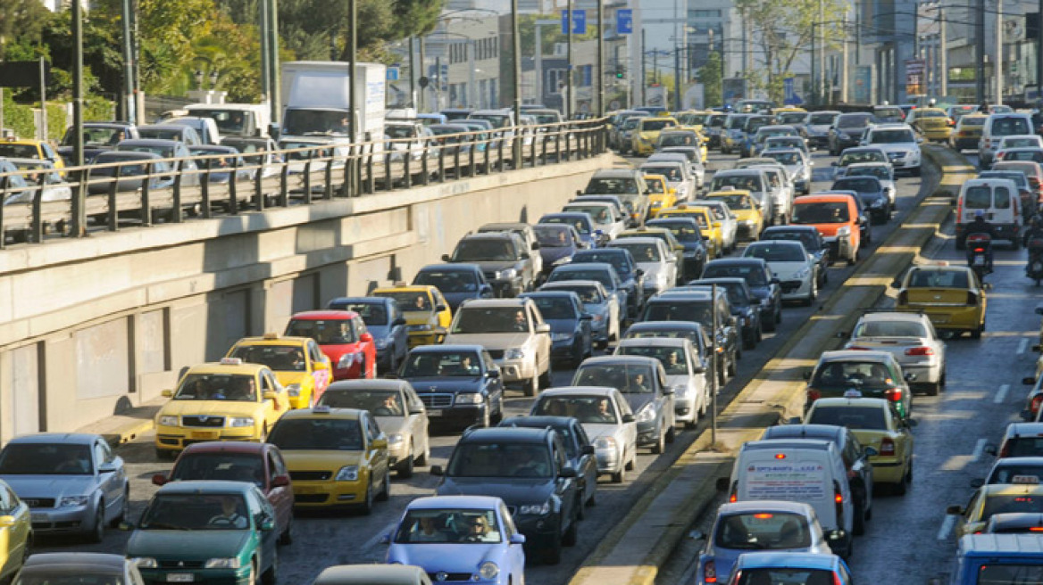 Ημίγυμνη διαμαρτυρία κατά του Μπερλουσκόνι