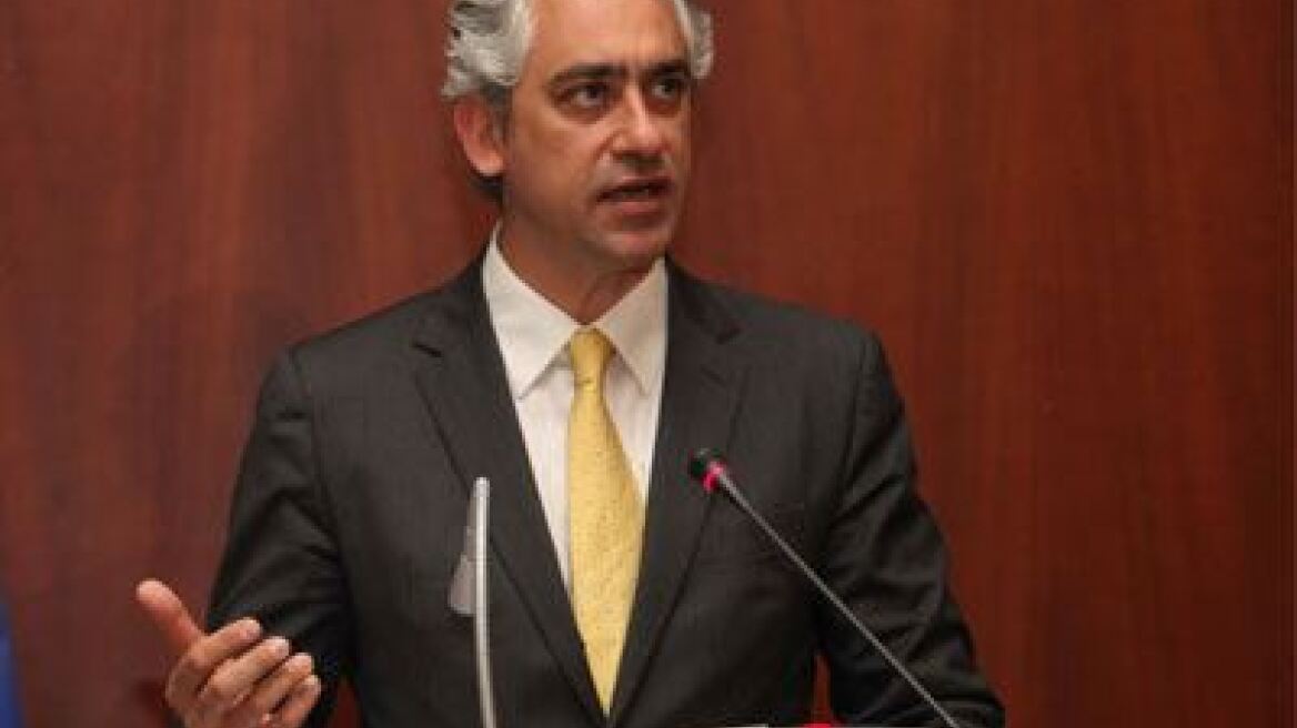 Ο Γονίδης τραγουδά στην αγκαλιά της Βάνας Μπάρμπα