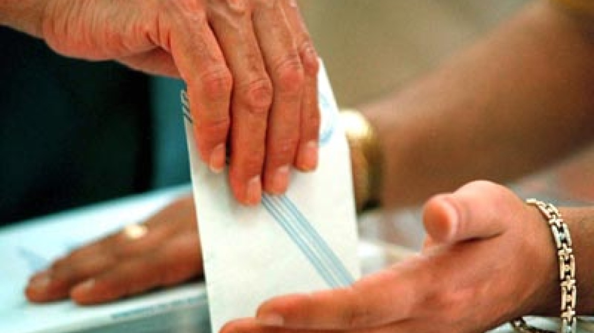 Ηλίας Βρεττός: Έπεσε σε καταπακτή την ώρα που τραγουδούσε