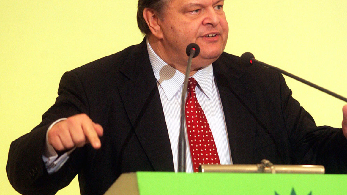 Ποια διάσημη τραγουδίστρια βγήκε στην παραλία με αυτό το μικροσκοπικό μαγιό;